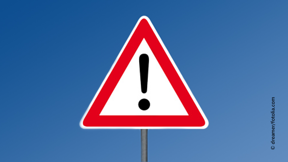 Symbolfoto zeigt das Verkehrszeichen 101 (Gefahrstelle) gemäß Anlage 1 Abschnitt 1 zu § 40 Straßenverkehrsordnung (StVO) als symbolischen Warnhinweis.