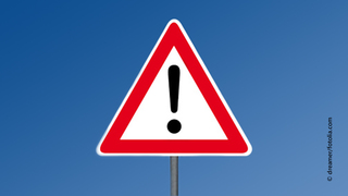 Symbolfoto zeigt das Verkehrszeichen 101 (Gefahrstelle) gemäß Anlage 1 Abschnitt 1 zu § 40 Straßenverkehrsordnung (StVO) als symbolischen Warnhinweis. (verweist auf: Aktuelle Warnungen und Meldungen)